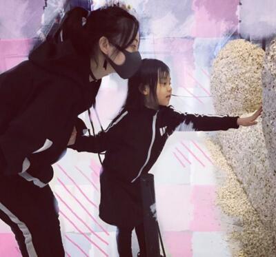 李小璐母女逛水族馆 甜馨脚上的鞋子超级贵?