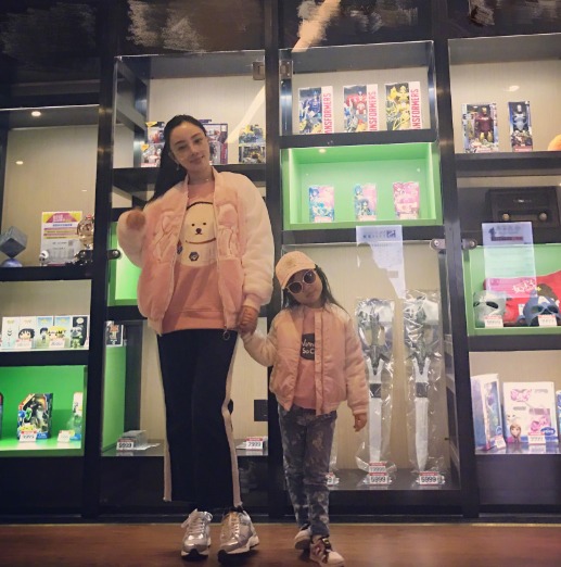 李小璐带小甜馨看电影 母女穿粉色外套走网红