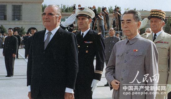 1973年9月，周恩來在機場迎接法國總統喬治·蓬皮杜。