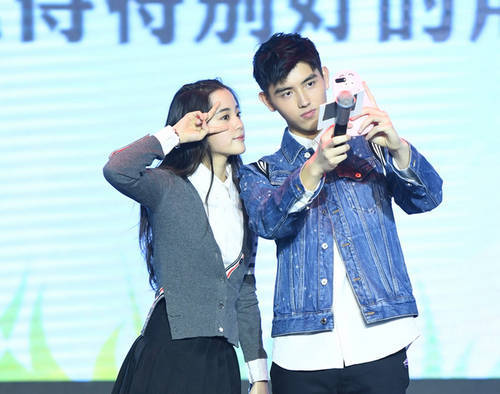 欧阳娜娜晒校服照 与陈飞宇CP感十足