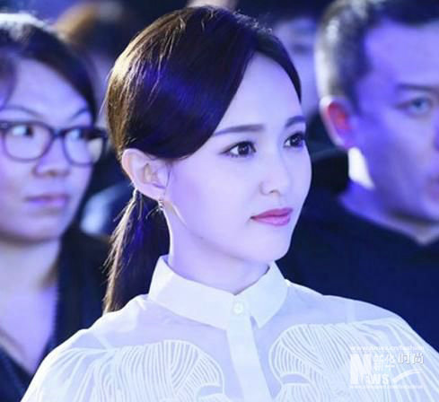 除了棒球帽 Angelababy刘诗诗等人的马尾也超减龄