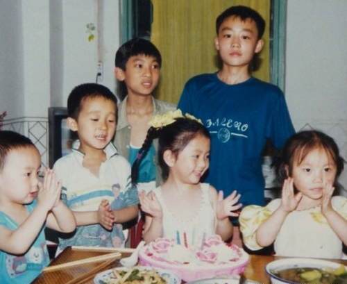 图为谭松韵小朋友正在过生日,看那“小爪子”伸的逗不逗趣。