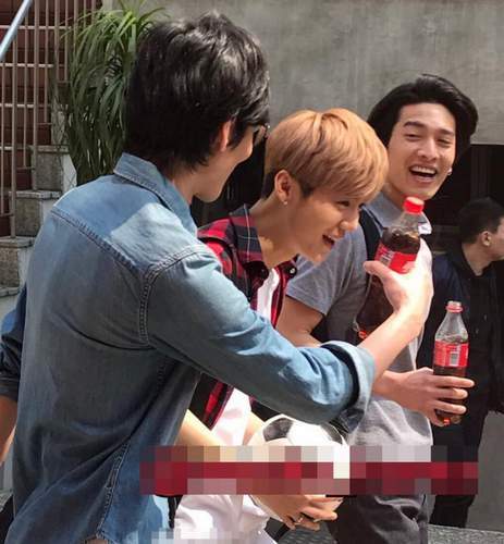 鹿晗手拿足球日本街头拍广告 笑容阳光活力十