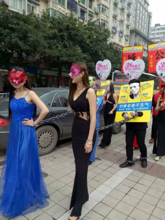 四川两男子被戴枷锁"游街" 医院称是"行为艺术"(组图)--北京频道--人民网