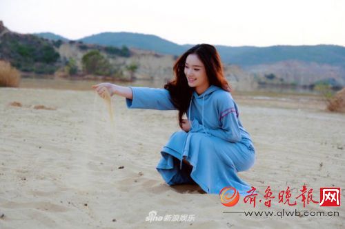 林允晒照在海边玩沙 穿蓝色长裙少女感十足