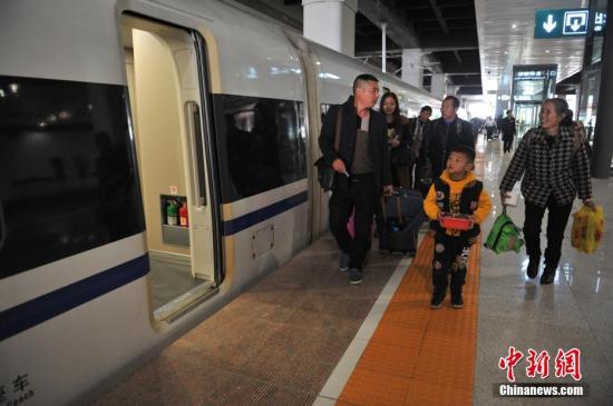 資料圖：旅客進入昆明南站乘坐高鐵。<a target='_blank'  data-cke-saved-href='http://www.chinanews.com/' href='http://www.chinanews.com/'><p  align=