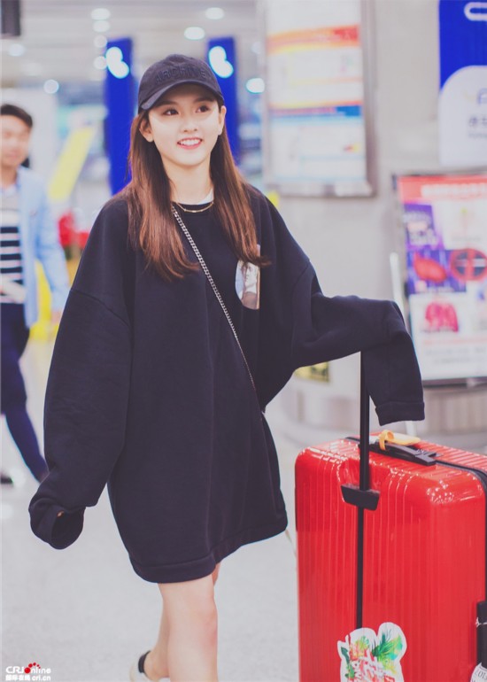 宋祖儿录《花少3》归来 机场变欢脱girl