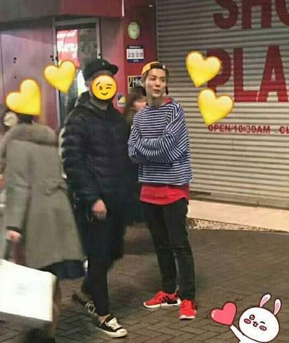 鹿晗手拿足球日本街头拍广告 笑容阳光活力十