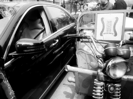 老太太骑三轮撞上奔驰 车主体谅老人放弃索赔