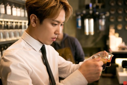 CNBLUE郑容和白衬衫+黑领带绅士又帅气 本色