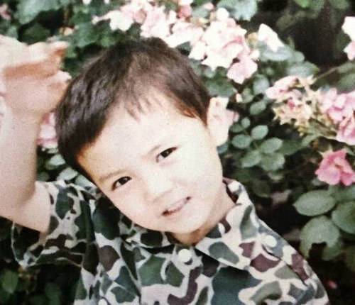 鹿?手拿足球日本街头拍广告 笑容阳光活力十足