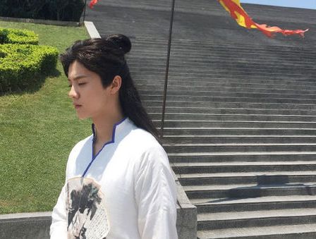 鹿?手拿足球日本街头拍广告 笑容阳光活力十足