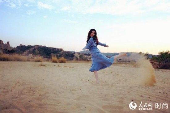 林允大漠写真曝光 少女心爆棚光脚丫沙地撒野