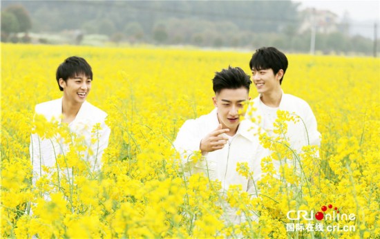 青葱养眼!X玖少年团、天天兄弟探寻最美油菜花