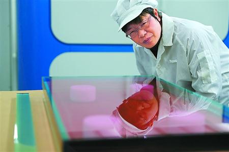 上海光机所女研究员领衔攻关钕玻璃 将微小能