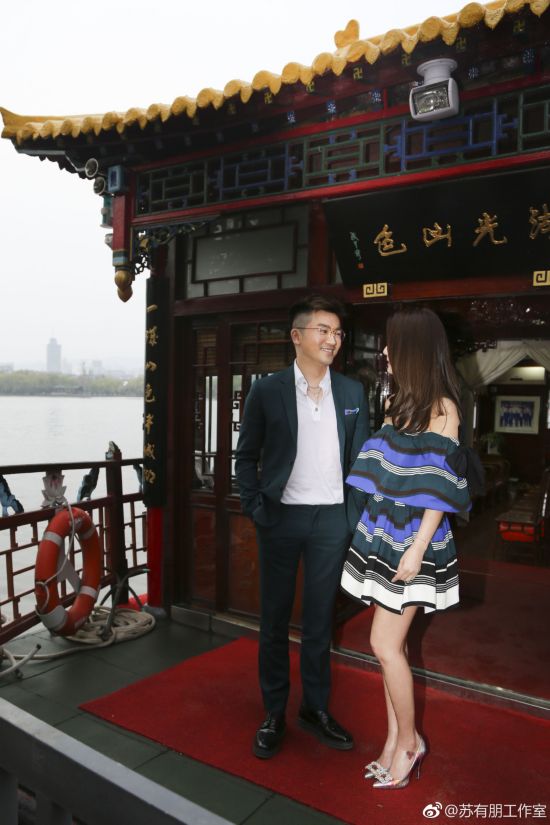 林心如携苏有朋泛舟大明湖畔 产后不吝秀好身材