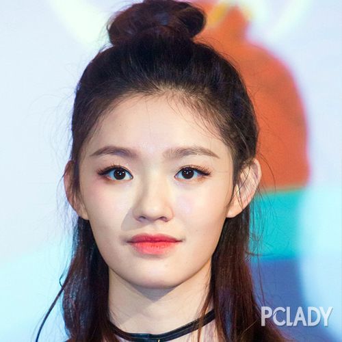 一秒变少女 林心如杨幂都在扎高耸半丸子头