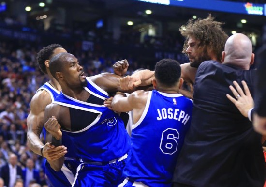 NBA常规赛发生球场打架事件