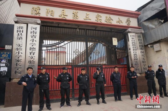 3月22日,河南濮阳县第三实验小学老校区发生学生踩踏事故,官方通报称,截至15时,事故共造成22名学生受伤,其中一人送医途中死亡,5人重伤,伤者正在医院救治。记者当天下午三点到达事发学校,了解到事故原因是:该校当天举行全校月考,学生在早上8点半考试前大量集中上厕所,在从二楼下到一楼时有学生跌倒,发生踩踏。图为事故发生后学校已经停课,武警在校门口戒严。 韩章云 摄