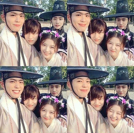 《云画的月光》幕后照曝光 朴宝剑金裕贞郭东延郑振永亲密合照如一家--重庆频道--人民网