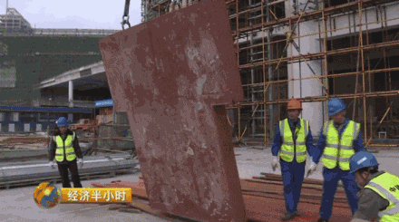 建筑工人收入碾壓“白領”：貼瓷磚年入20萬