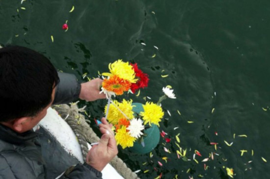 A man scatters cremains of a diseased family member into the sea in Shenyang, Northeast China's Liaoning province.  [Photo：Shenyang Daily]