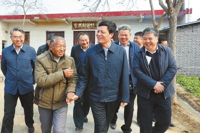 3月21日,省委书记,省人大常委会主任谢伏瞻在滑县慈周寨镇北李庄