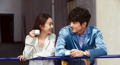 赵丽颖携手林更新拍大片 摸腿搂腰对笑有点甜