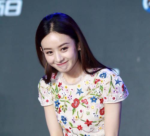 赵丽颖把皇冠戴反 像犯错的小学生一样一脸无