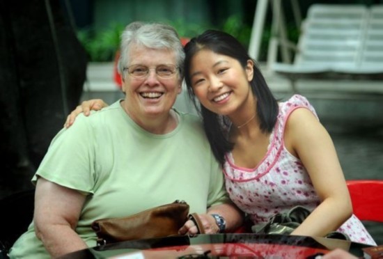 Jenna and her adoptive mother, Margaret Cook. [Photo: sina.com.cn]