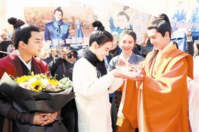 传奇剧《将军在上》拍摄正酣 盛一伦为马思纯下厨庆生