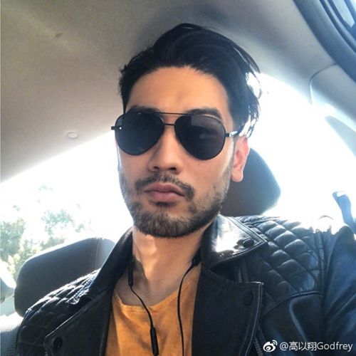 高以翔晒帅气自拍照 网友称要拿小拳拳锤你胸