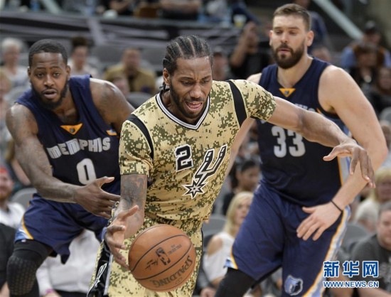 NBA常规赛:马刺胜灰熊