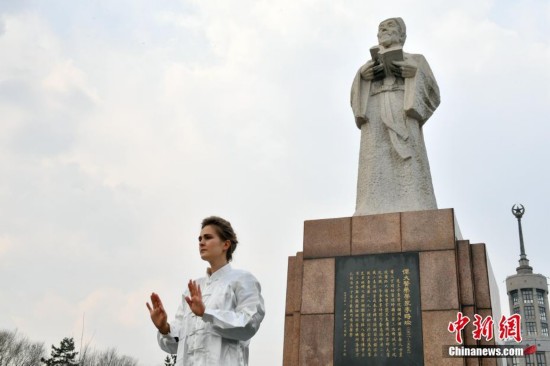 法国金发女孩中国研修中医