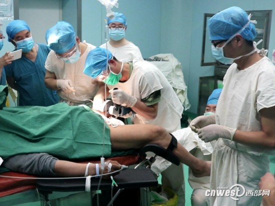 汉中老汉淘气下体上套轴承 医生联合消防解套