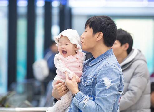 伊能静一家现身机场 秦昊把女儿逗得哈哈笑