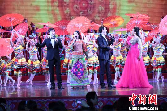 圖為歌舞表演《兄弟姐妹一起來》。 胡雁 攝