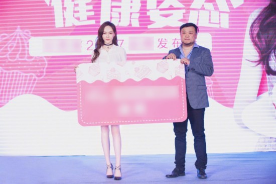 爱情滋润!唐嫣白衣黑裙秀大长腿 笑容美美超甜