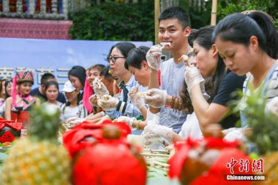 三亚一景区设百鸡宴 游客狼吞虎咽比赛吃鸡
