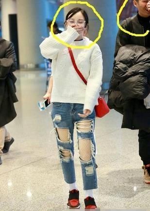 李小璐走平路摔跤 捂嘴大笑掩尴尬 身后的小哥表情亮了 图片 28398 309x435