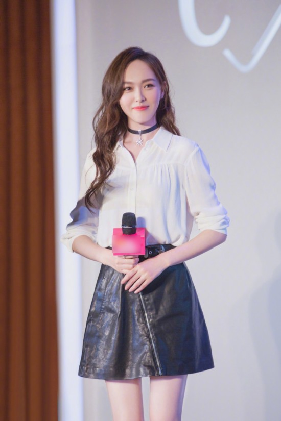 爱情滋润!唐嫣白衣黑裙秀大长腿 笑容美美超甜