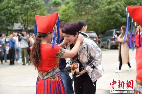 全国百名DJ广西赶歌圩 壮乡山歌成 网红