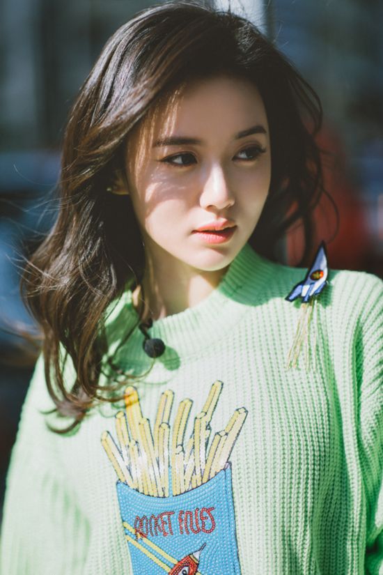 绿色系心情!元气女神江铠同大片活力清爽