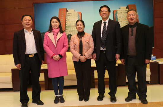 云南省委宣传部常务副部长张红苹一行来校调研