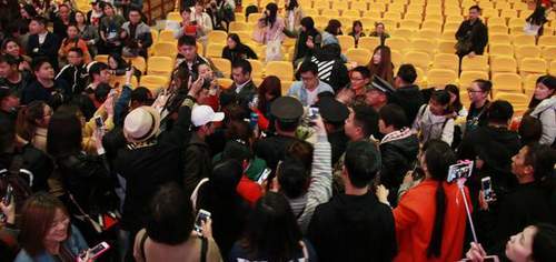 任嘉伦舒畅现身《大唐荣耀2》 遭疯狂粉丝围堵