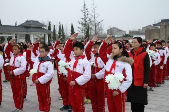 淮安洪泽多家中小学开展清明祭扫 缅怀先烈