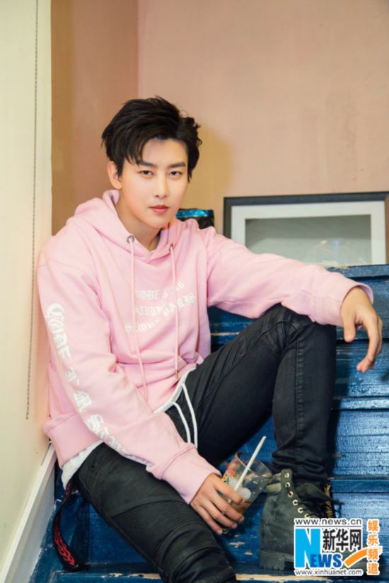 组图:周艺轩初春写真曝光 化身胶片美少年