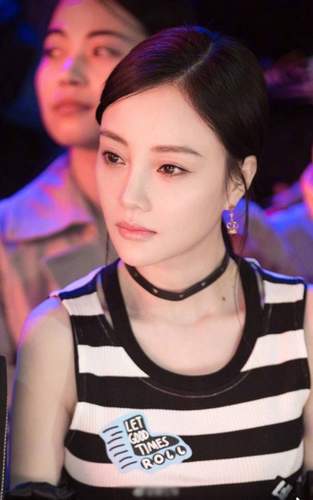 李小璐的双眼皮变窄了!还擦掉了浓浓一字眉