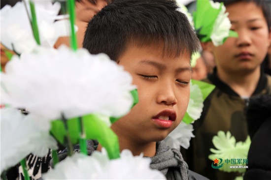 献花!清明时节,让我们这样缅怀抗洪英雄(组图)