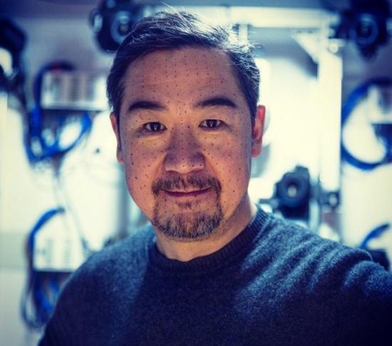 张国立粉丝破百万激动发微博 晒搞笑表情包庆